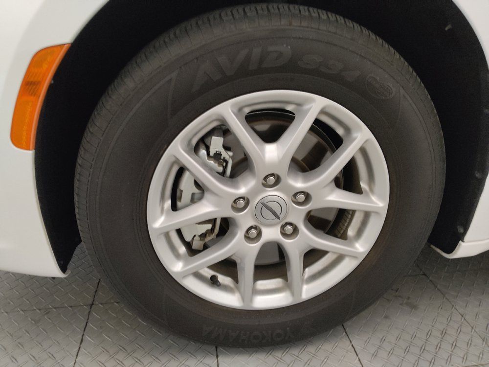Used 2024 Chrysler Pacifica Touring FWD image 31