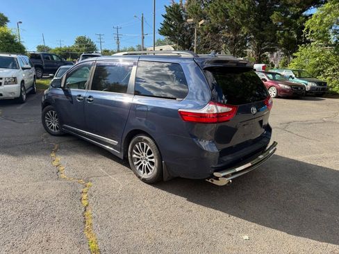 Used 2018 Toyota Sienna XLE w/ XLE Navigation Package FWD image 5