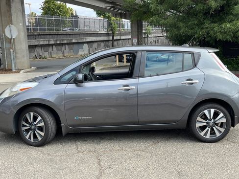 Used 2017 Nissan Leaf SV FWD image 2