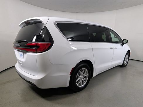 New 2026 Chrysler Pacifica Select FWD image 8