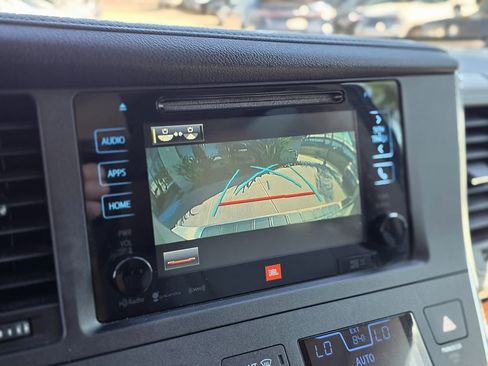 Used 2017 Toyota Sienna Limited Premium image 43