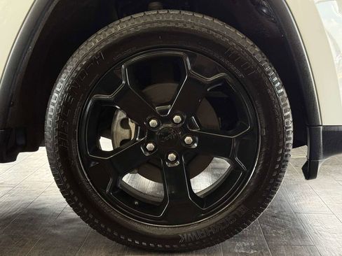 Used 2019 Jeep Grand Cherokee Laredo image 39