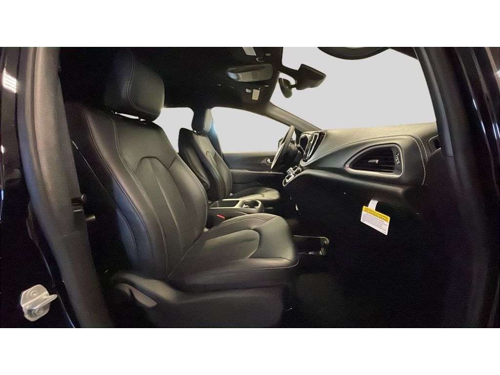 Used 2026 Chrysler Pacifica Select FWD image 18