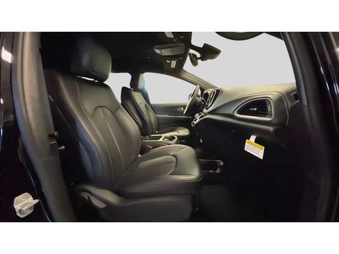 Used 2026 Chrysler Pacifica Select FWD image 18