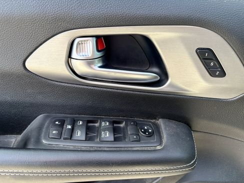 Used 2020 Chrysler Pacifica Touring-L image 13