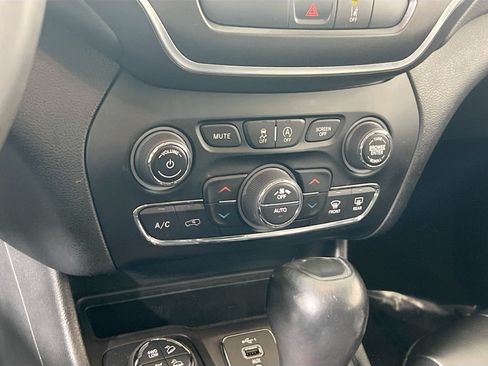 Used 2022 Jeep Cherokee Trailhawk w/ Trailer Tow Group AWD/4WD image 15