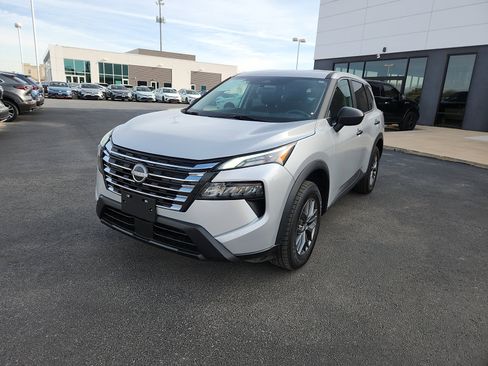 Used 2024 Nissan Rogue S image 3