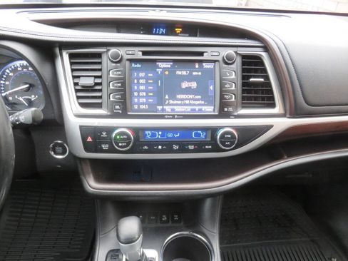 Used 2015 Toyota Highlander Limited Platinum AWD/4WD image 19