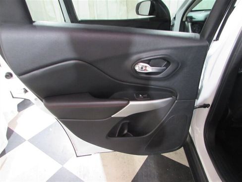 Used 2018 Jeep Cherokee Trailhawk image 56