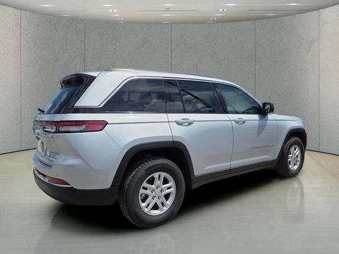 Used 2024 Jeep Grand Cherokee Laredo RWD image 33