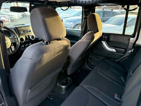 Used 2017 Jeep Wrangler Unlimited Rubicon w/ Connectivity Group image 15
