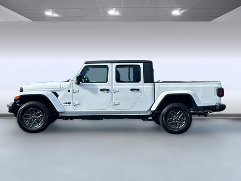 Used 2024 Jeep Gladiator Sport image 2