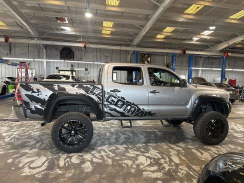 Used 2014 Toyota Tacoma PreRunner w/ SR5 Package RWD image 12