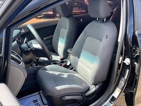 Used 2017 Kia Forte LX image 8