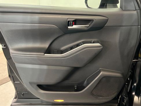 Used 2020 Toyota Highlander XLE image 15