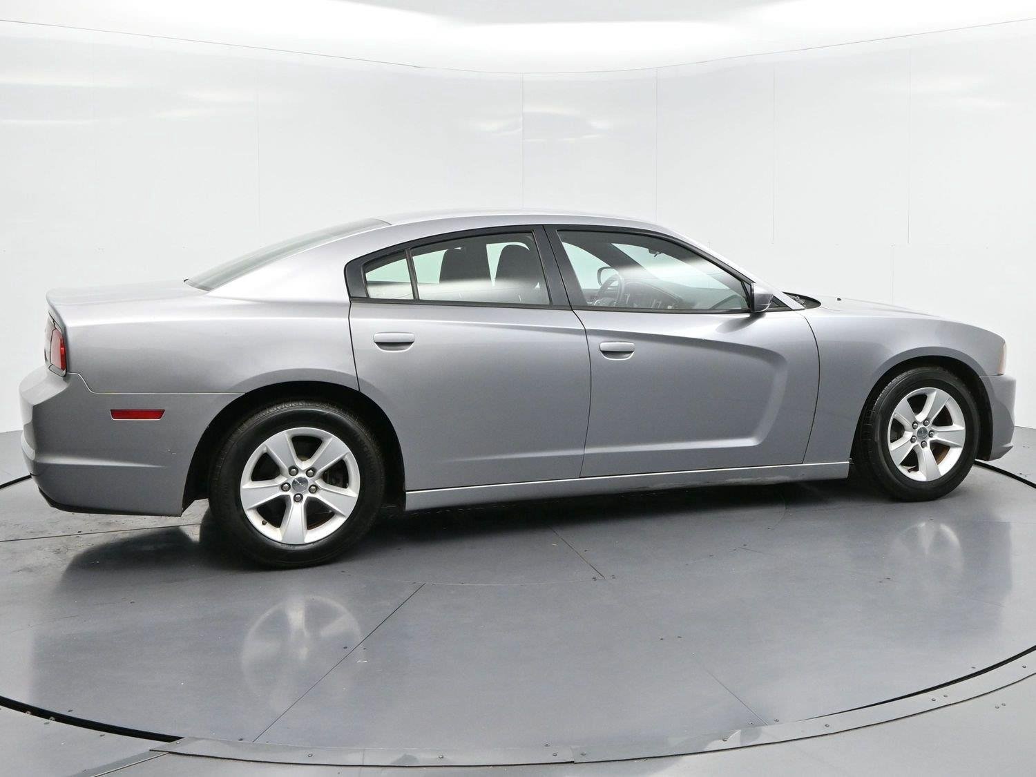 Used 2013 Dodge Charger SE RWD image 8