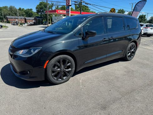 Used 2020 Chrysler Pacifica Touring-L Plus w/ Advanced Safetytec Group FWD image 6