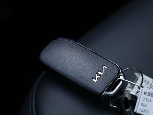 Used 2023 Kia Niro EX image 29