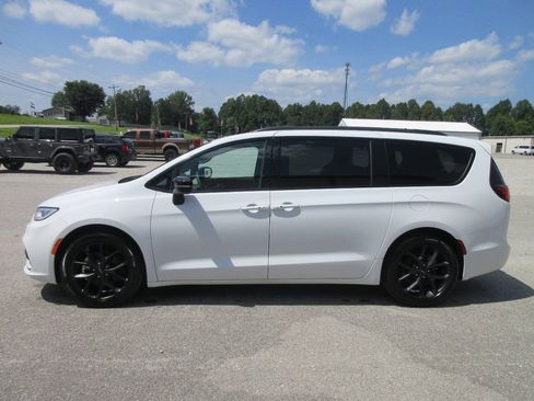 Used 2025 Chrysler Pacifica Limited FWD image 4