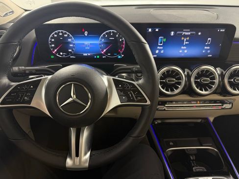 Used 2025 Mercedes-Benz GLB 250 4MATIC image 9