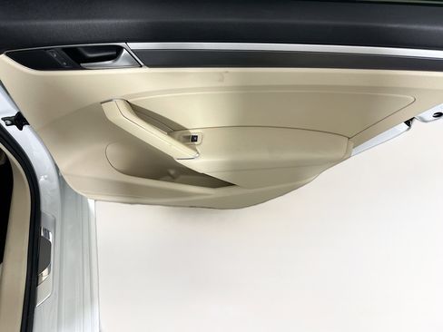 Used 2017 Volkswagen Passat 1.8T R-Line image 27