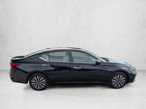Used 2025 Nissan Altima 2.5 SV FWD image 4