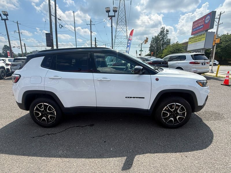 Used 2025 Jeep Compass Trailhawk AWD/4WD image 4