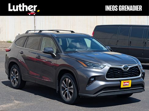 Used 2021 Toyota Highlander XLE AWD/4WD image 1