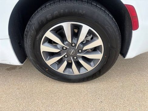 Used 2023 Chrysler Pacifica Touring-L FWD image 13