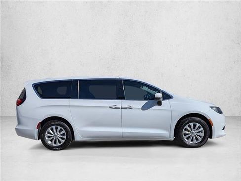 Used 2018 Chrysler Pacifica LX w/ Tire & Wheel Group FWD image 4