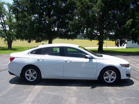 Used 2021 Chevrolet Malibu LS image 1
