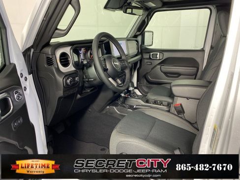 New 2025 Jeep Gladiator Sport image 11