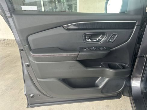Used 2025 Honda Pilot Black Edition image 10