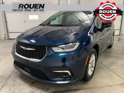 Used 2025 Chrysler Pacifica Select