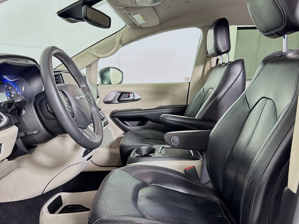 Used 2022 Chrysler Pacifica Touring-L FWD image 11