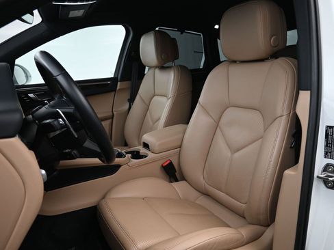 Certified 2024 Porsche Macan image 5