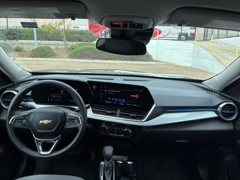 Used 2025 Chevrolet Trax LT w/ LT Convenience Package image 32