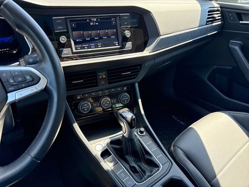 Certified 2023 Volkswagen Jetta SE w/ Panoramic Sunroof Package FWD image 18