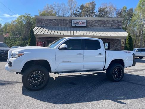 Used 2018 Toyota Tacoma TRD Sport image 1