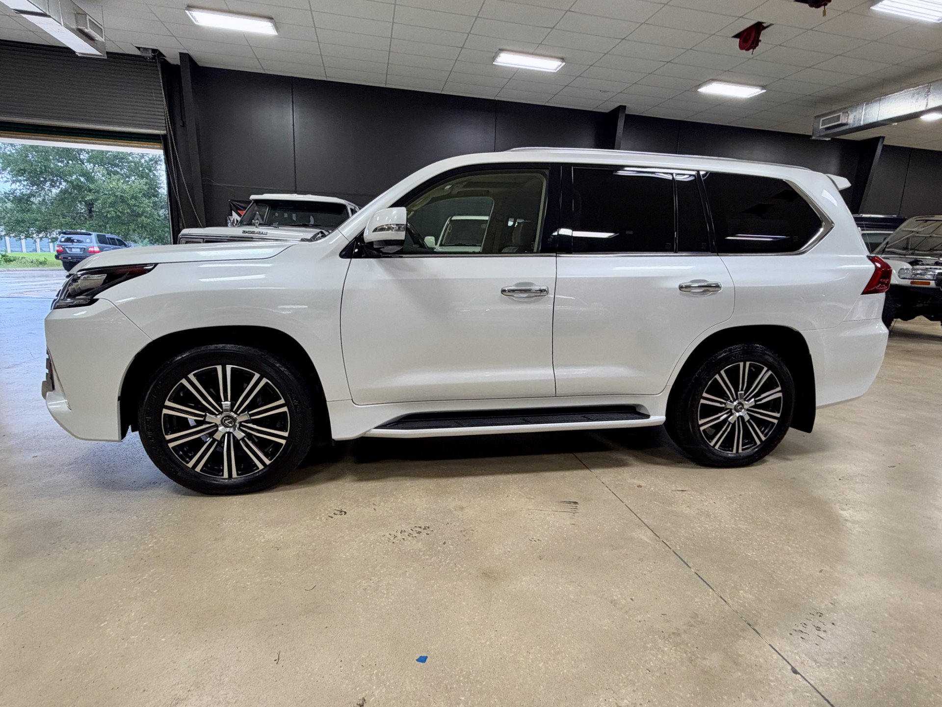 Used 2018 Lexus LX 570 4WD w/ Luxury Package image 8