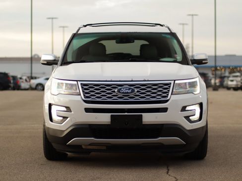 Used 2017 Ford Explorer Platinum image 2