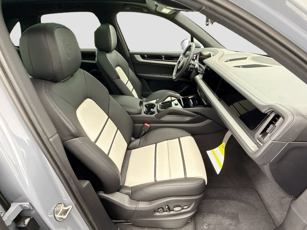 Used 2026 Porsche Cayenne AWD/4WD image 22