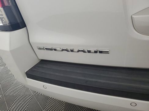 Used 2016 Cadillac Escalade Luxury image 34