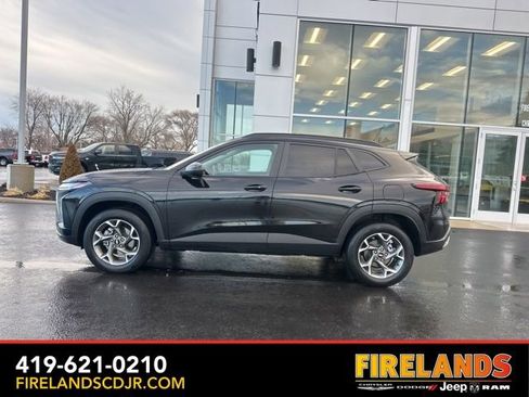 Used 2025 Chevrolet Trax LT w/ LT Convenience Package image 4