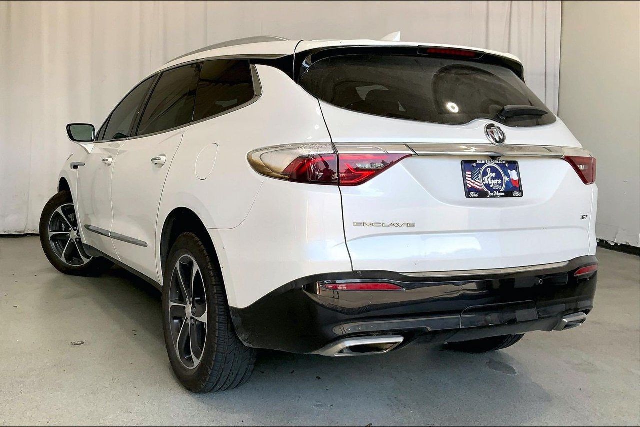 Used 2022 Buick Enclave Essence w/ Sport Touring Edition FWD image 5