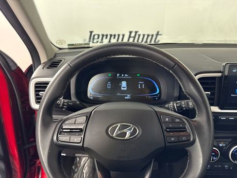 Used 2024 Hyundai Venue Limited image 23