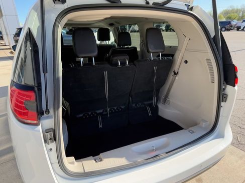 Used 2023 Chrysler Pacifica Limited FWD image 20
