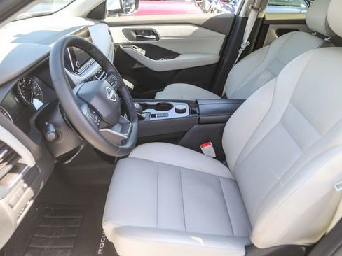 Used 2025 Nissan Rogue SV w/ SV Premium Package image 18