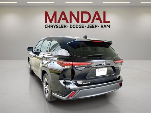 Used 2024 Toyota Highlander XLE image 8