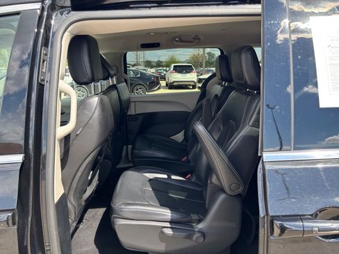 Used 2023 Chrysler Pacifica Touring-L FWD image 28